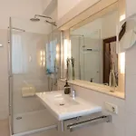 Neu - 4 Zimmer, 4 Betten, 5 Min Zum Hbf, Terrasse, 160qm Apartamento