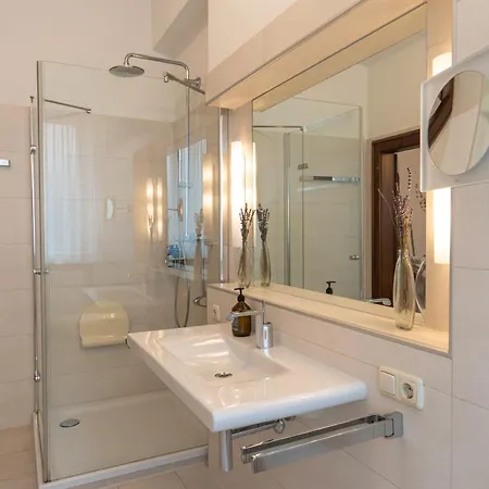 Neu - 4 Zimmer, 4 Betten, 5 Min Zum Hbf, Terrasse, 160qm Apartment