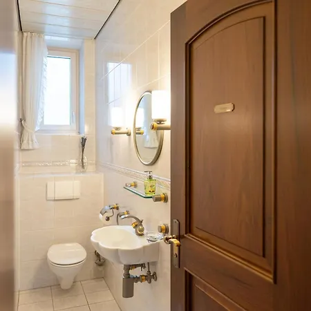 Neu - 4 Zimmer, 4 Betten, 5 Min Zum Hbf, Terrasse, 160qm Apartment Augsburg