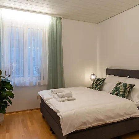 Neu - 4 Zimmer, 4 Betten, 5 Min Zum Hbf, Terrasse, 160qm Apartment