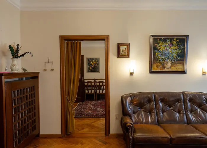 Neu - 4 Zimmer, 4 Betten, 5 Min Zum Hbf, Terrasse, 160qm Appartement Augsburg